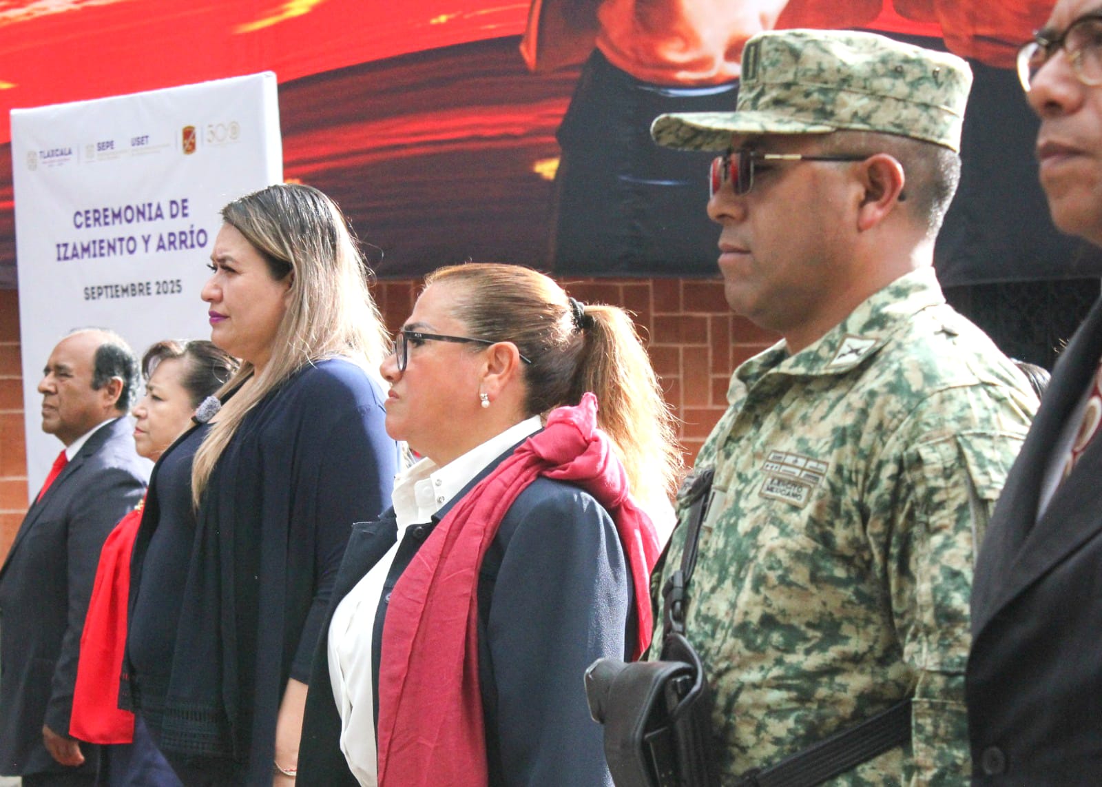 Blanca Angulo encabeza honores a la bandera en Plaza de la Constitución